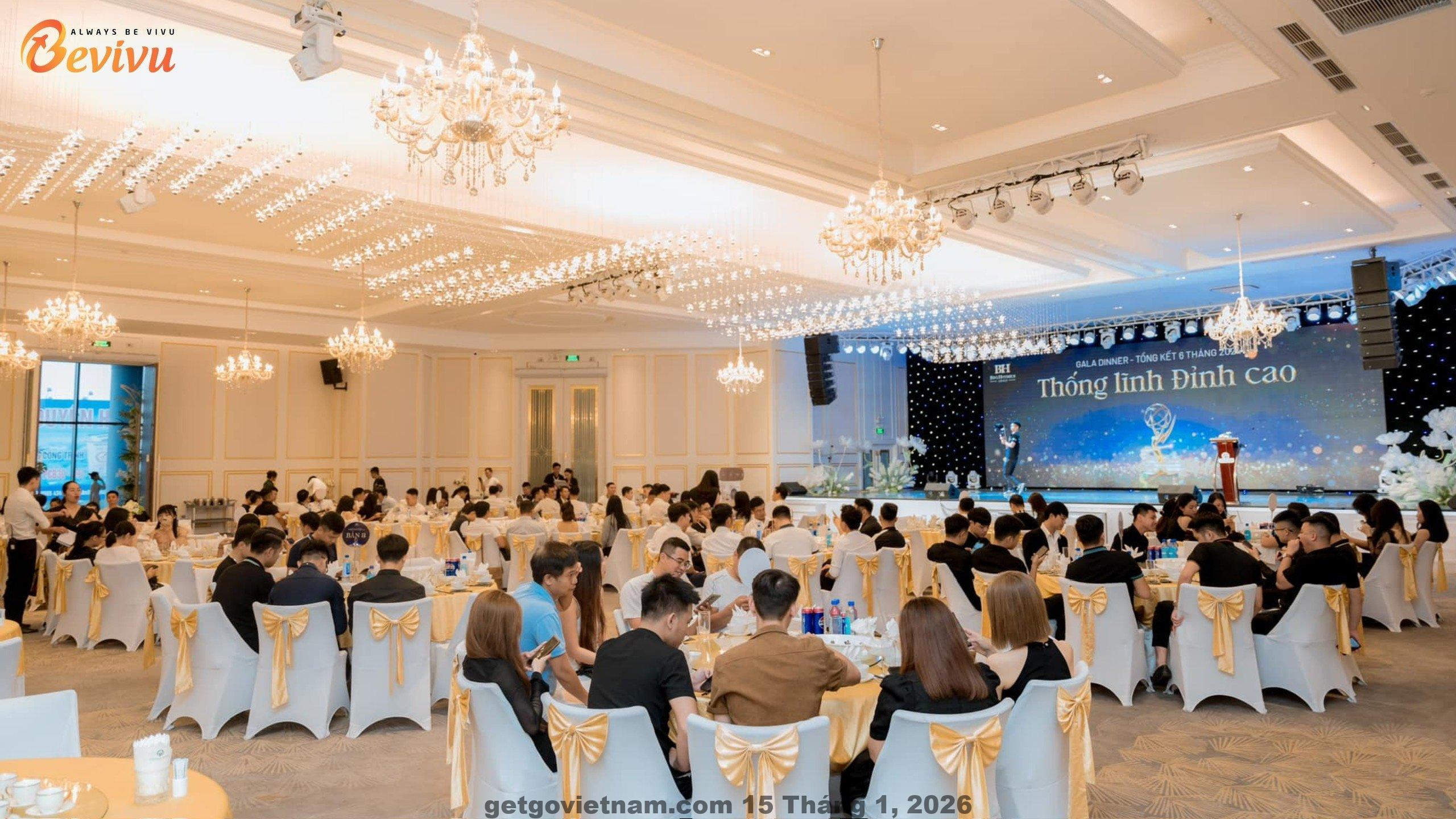 Đánh giá Khách Sạn T&M Luxury Hà Nội 2026: Có đáng ở không? 5 Khu vực lễ tân Khách Sạn T&M Luxury với nhân viên phục vụ thân thiện