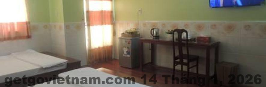 Một góc phòng ăn sáng với thực đơn phong phú tại khách sạn.