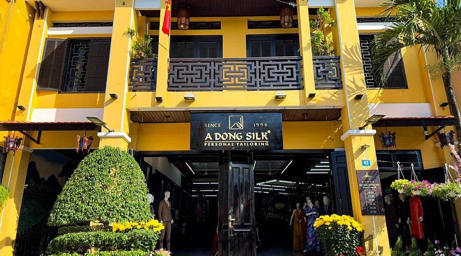 Phòng khách sạn với giường ngủ rộng rãi, trang trí đơn giản nhưng đầy đủ tiện nghi.