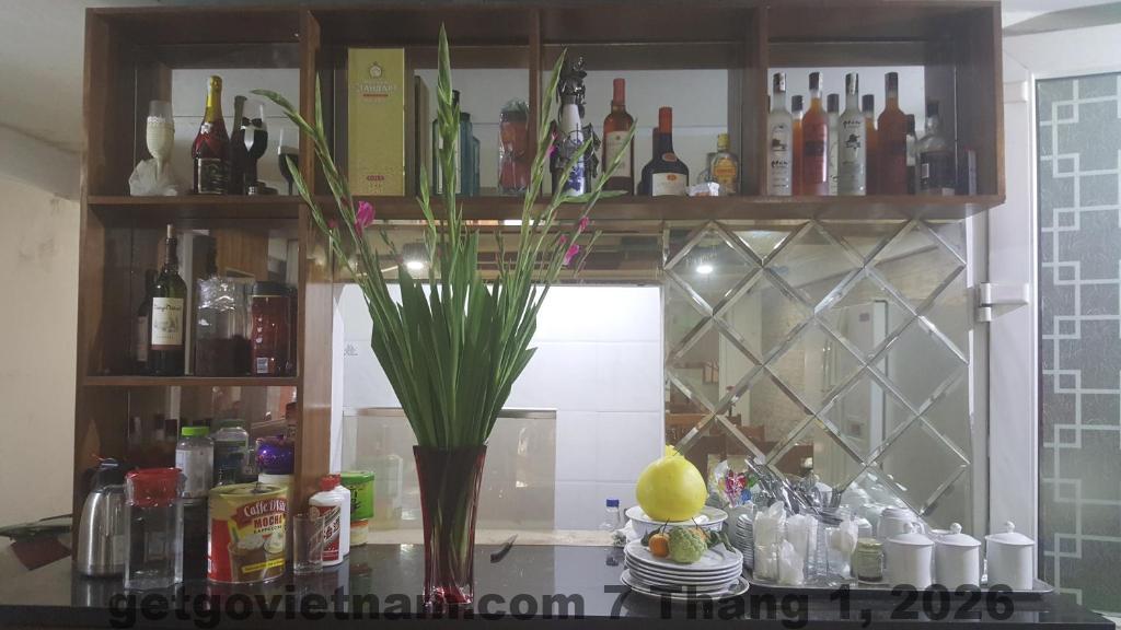 Phòng ngủ Urban Alley Hotel với diện tích nhỏ và nội thất tối giản