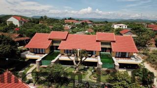 Hồ bơi ngoài trời, lý tưởng để thư giãn sau một ngày dài tham quan.