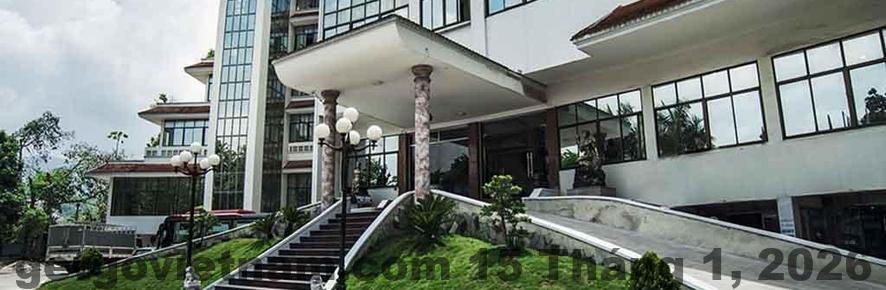 Nội thất trong phòng được thiết kế hiện đại, mang lại sự thoải mái cho khách nghỉ dưỡng.