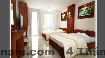 Nội thất phòng khách sạn, với giường ngủ thoải mái và không gian sạch sẽ.