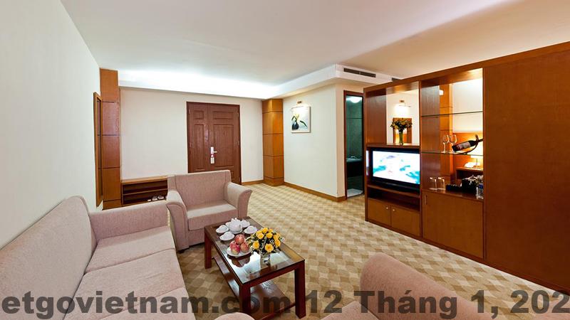 Phòng khách sạn với nội thất hiện đại.