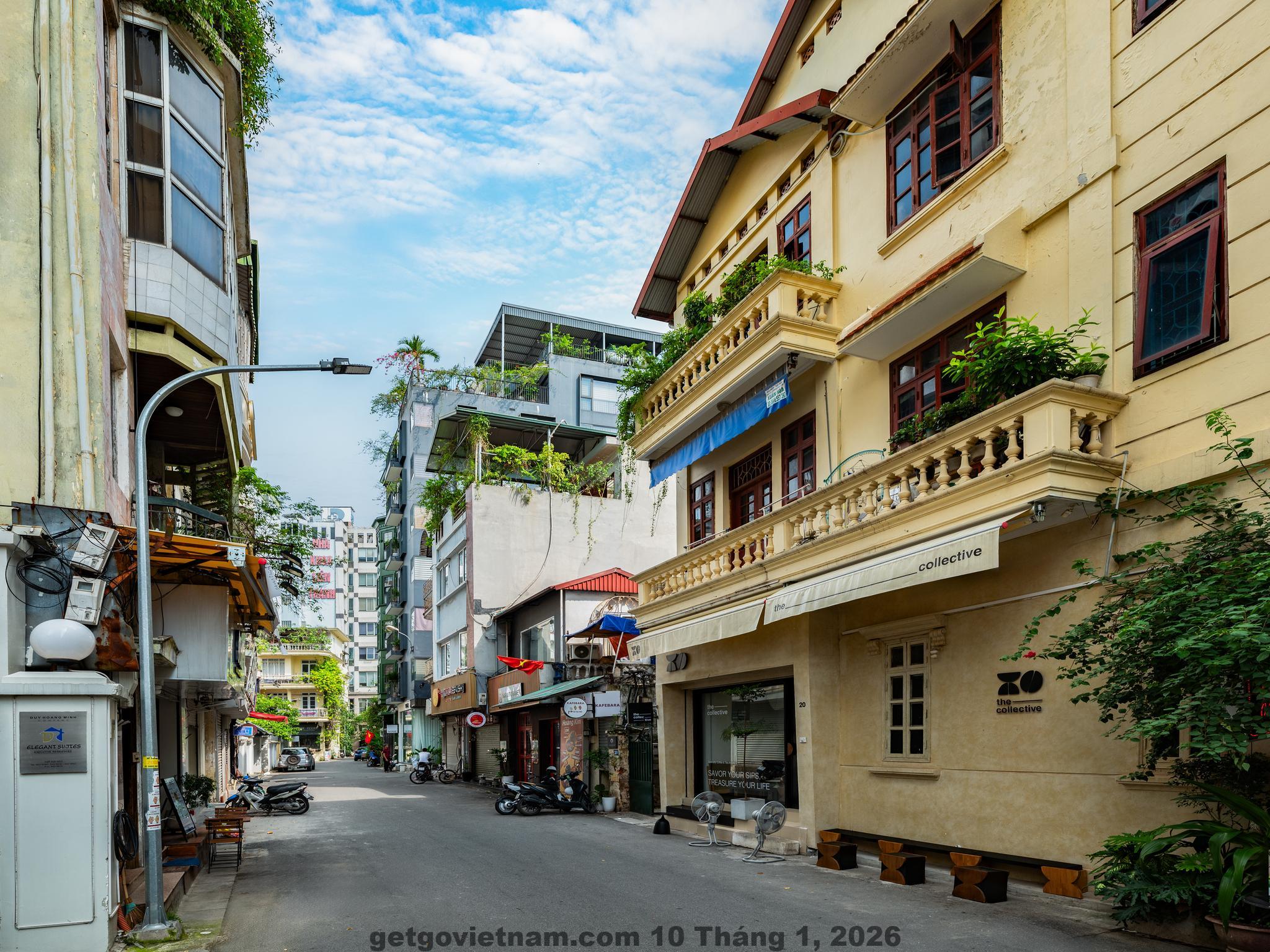 Phòng khách căn hộ Elegant Suites Ha Hoi với sofa lớn