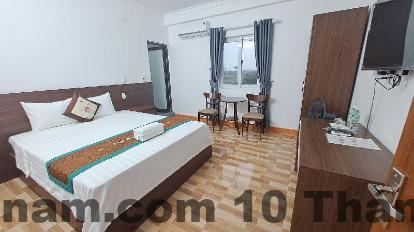 Không gian sinh hoạt chung nhỏ tại Family Transit Hotel, không có hồ bơi hay gym