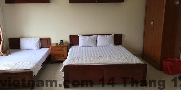 Phòng nghỉ tiêu chuẩn tại khách sạn Nậm Rốm với nội thất truyền thống, không gian vừa phải