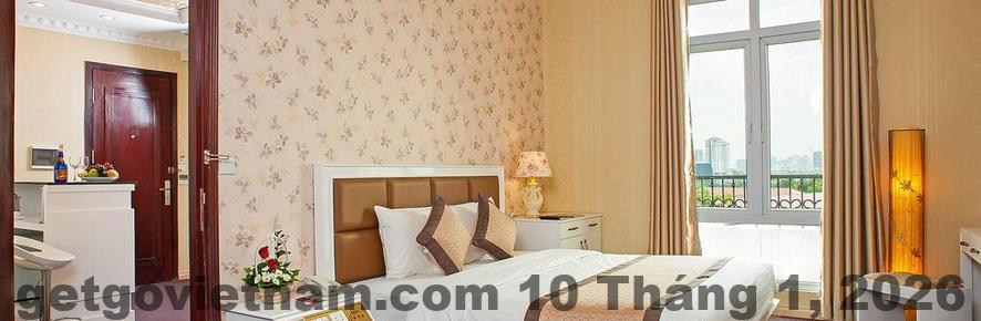 Nhân viên khách sạn đang phục vụ khách, mang lại cảm giác thân thiện và chuyên nghiệp.