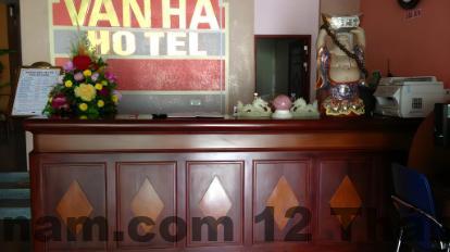 Nhân viên tận tình giúp đỡ du khách