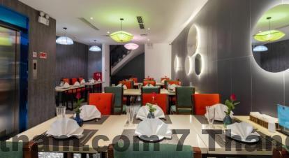 Không gian phòng nghỉ tại Hanoi Calista Hotel nhìn từ cửa sổ