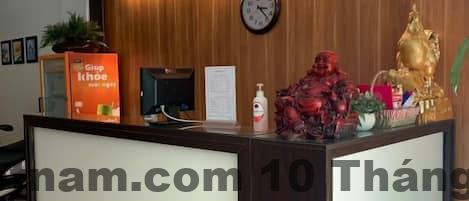 Nhân viên lễ tân tại Tigon Hotel sẵn sàng hỗ trợ khách hàng, mặc dù có lúc sẽ phải đợi lâu trong giờ cao điểm.