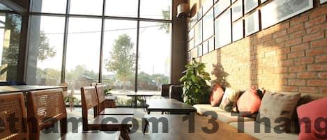 Phòng khách sạn rộng rãi với thiết kế đơn giản, thanh lịch, tạo cảm giác dễ chịu.