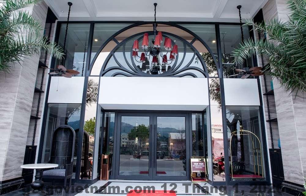 Khu vực lễ tân và đội ngũ nhân viên Aristo International Hotel