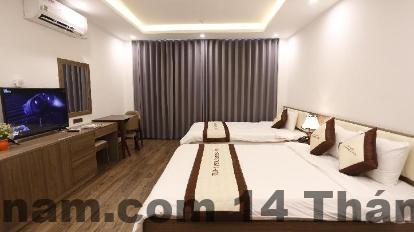 Không gian phòng tại T & C Apartment & Hotel với giường lớn và nội thất cơ bản