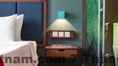 Tổng thể Art Hotel Hà Nội nhìn từ góc phố, phản ánh quy mô boutique nhỏ gọn