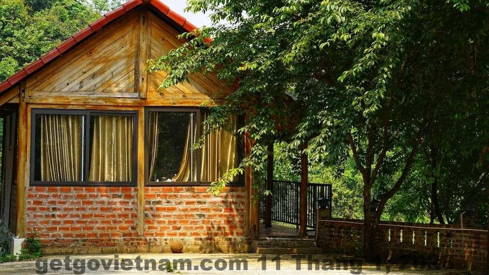 Phòng ngủ tại Khách sạn TherHouse Mộc Châu với nội thất hiện đại, giường lớn và ánh sáng tốt