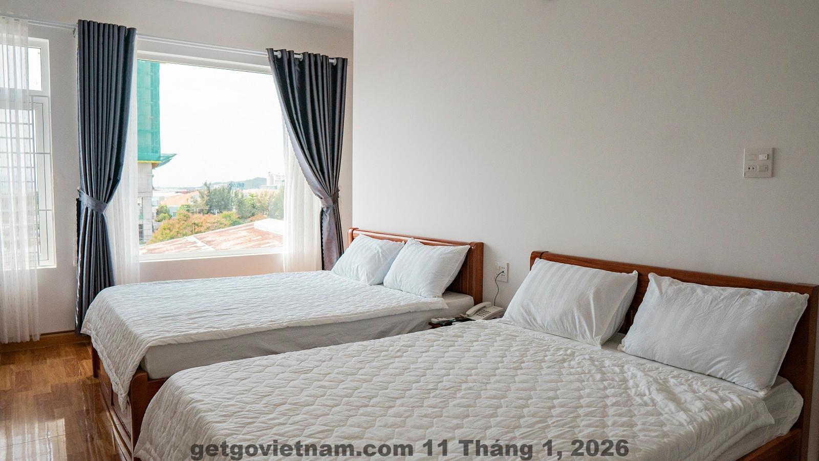 Phòng nghỉ tại PARIS HOTEL BẮC YÊN với nội thất gọn gàng, giường lớn và ánh sáng tự nhiên