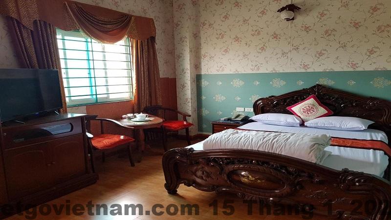 Phòng ngủ tại Khách sạn Thắng Lợi Bắc Giang với nội thất cơ bản, thiết kế truyền thống