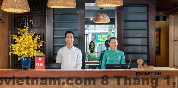 Khu vực lễ tân Eliana Signature Hotel với nhân viên hỗ trợ khách