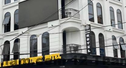 Rooftop bar La Maison Boutique Hotel Cao Bằng với view thành phố về đêm