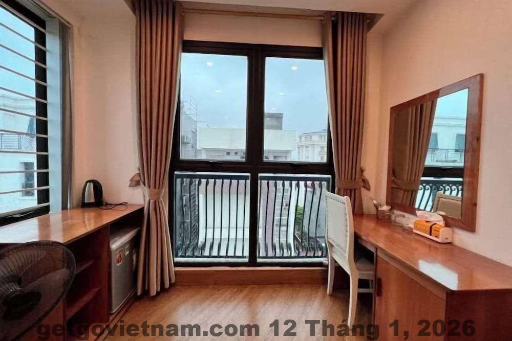 Phòng ngủ Lotus Hotel 2 Bắc Ninh với giường lớn, nội thất gỗ cơ bản