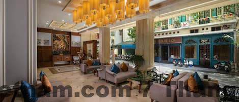 Ngõ Báo Khánh gần Hồ Hoàn Kiếm, vị trí trung tâm Phố Cổ Hà Nội