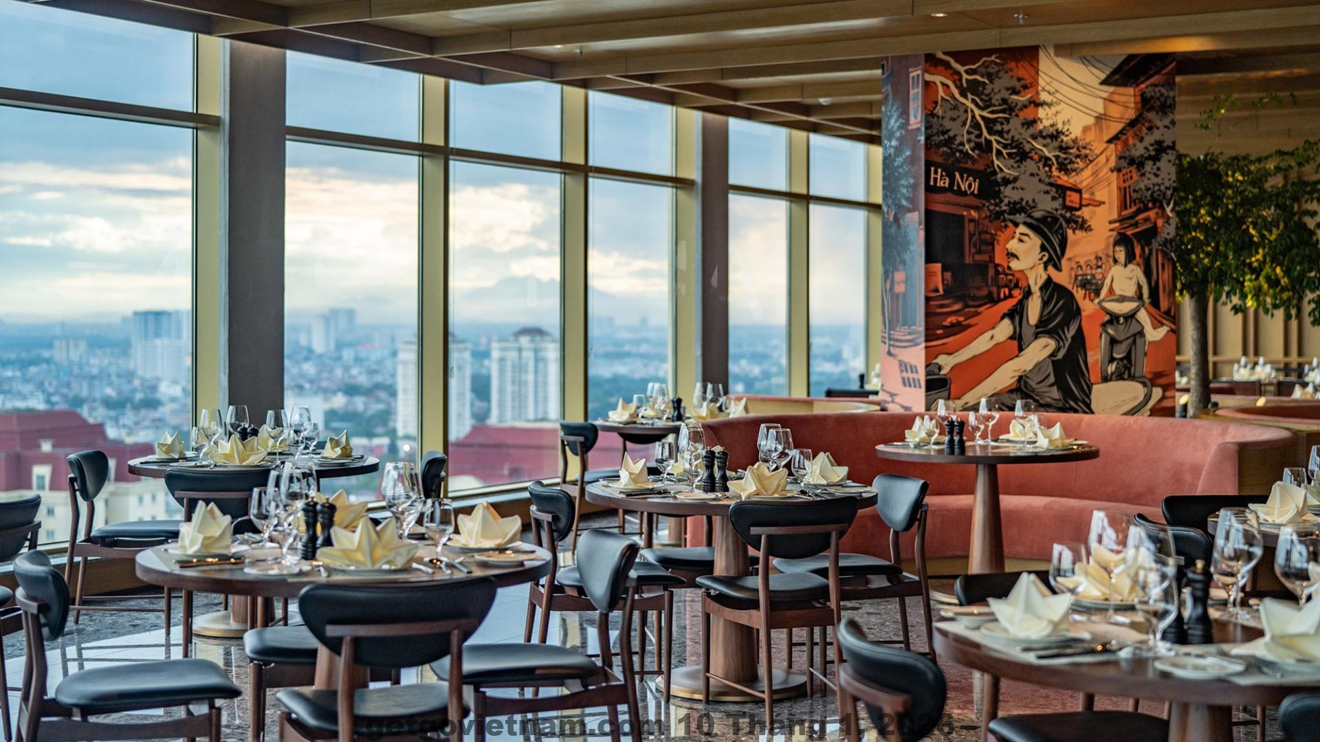 Nhân viên lễ tân L7 West Lake Hanoi thân thiện và chuyên nghiệp