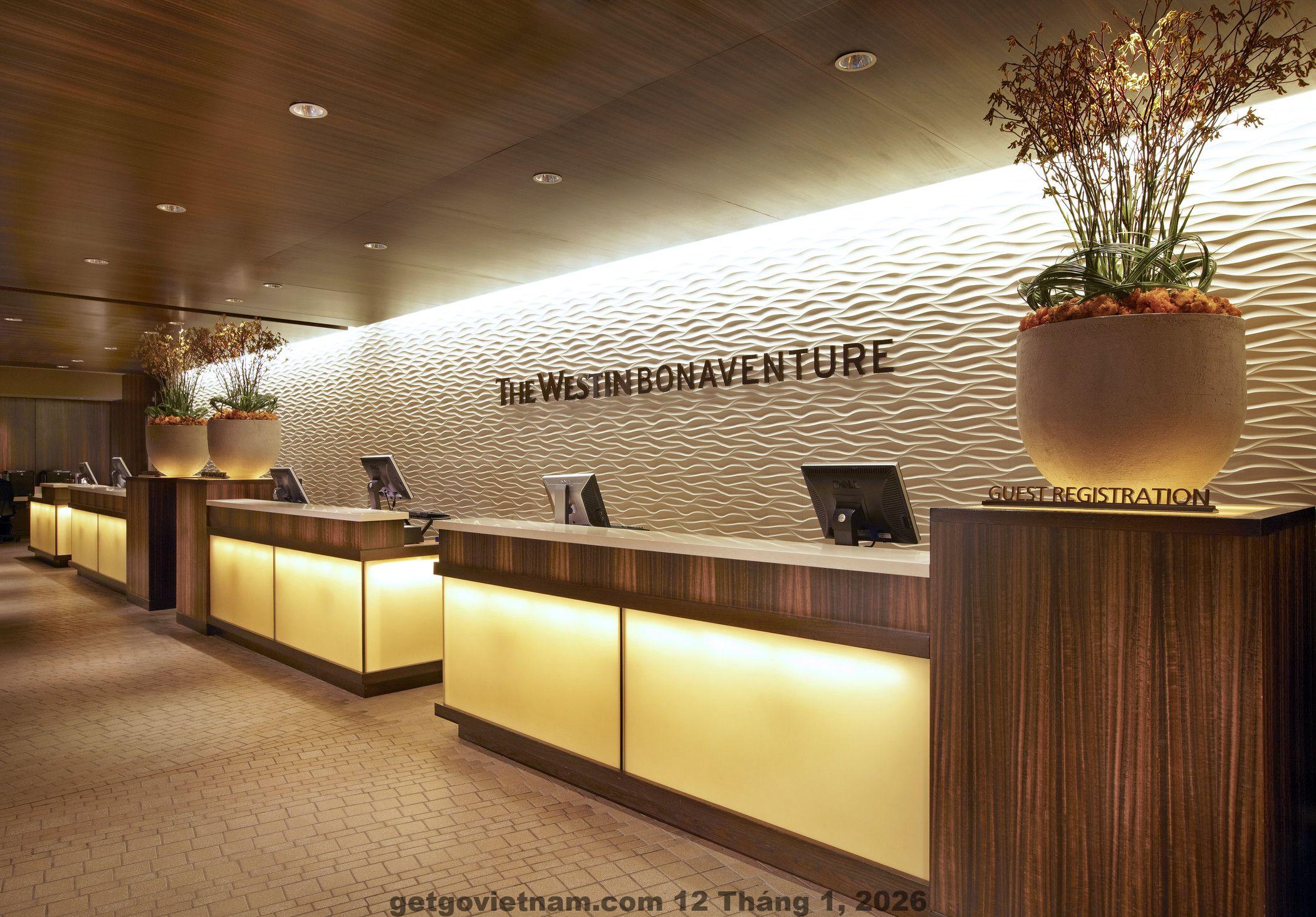 Nhân viên lễ tân khách sạn HOAMY HOTEL Bắc Ninh được nhiều khách đánh giá thân thiện và hỗ trợ tốt