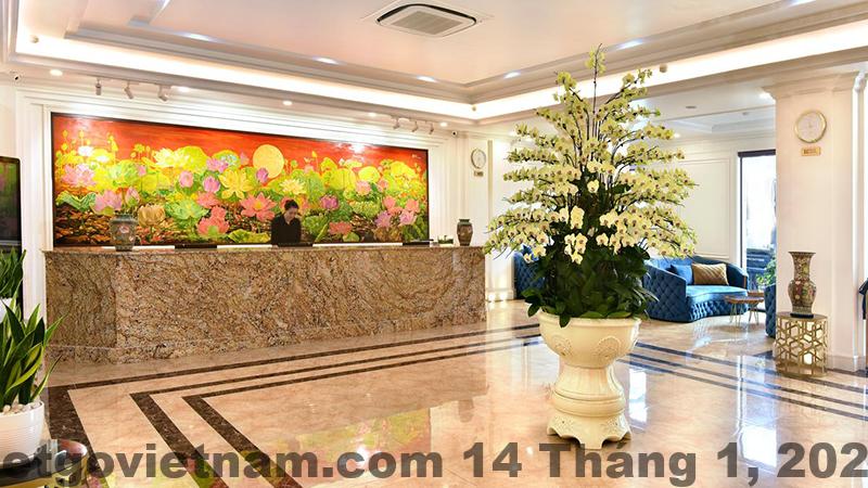 Phòng ngủ tiêu chuẩn tại VIET 4 SEASONS HOTEL với diện tích rộng và nội thất gỗ