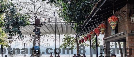 Phòng nghỉ tại San Quatorze Hanoi Hotel với thiết kế hiện đại, tông màu trung tính