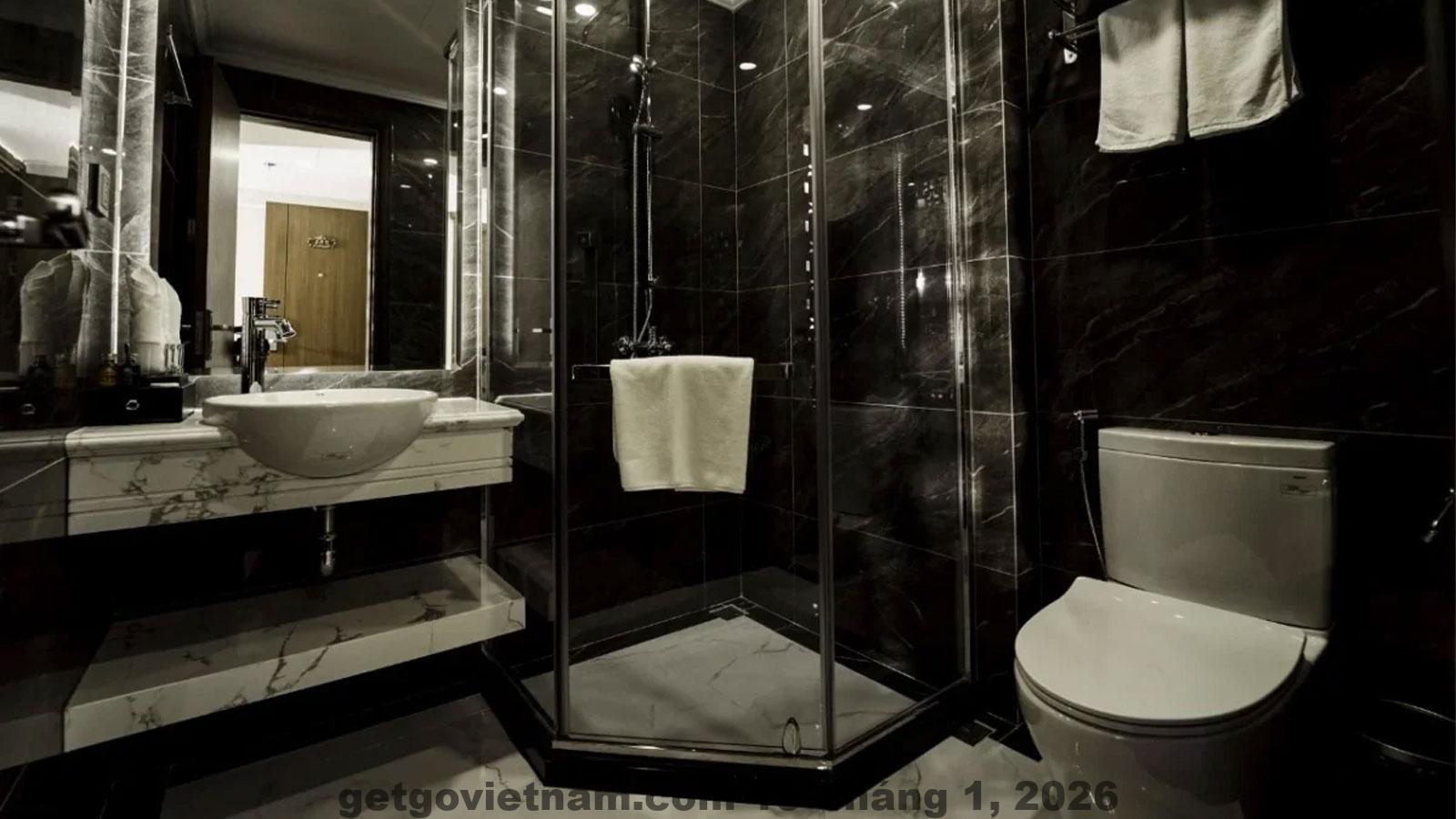 Khu vực lễ tân Khách Sạn Louis Hạ Long với đội ngũ nhân viên thân thiện