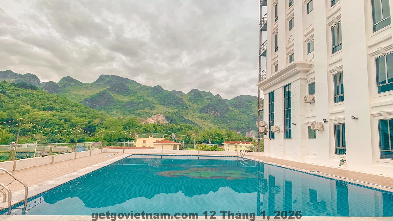 Hồ bơi ngoài trời tại khách sạn Phương Đông Yên Minh