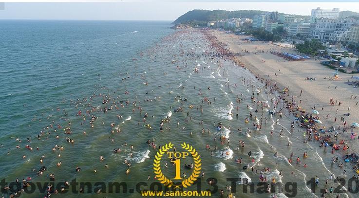 Nội thất phòng nghỉ tại khách sạn Bình Phương, tuy có chút cũ nhưng khá rộng và thoải mái.