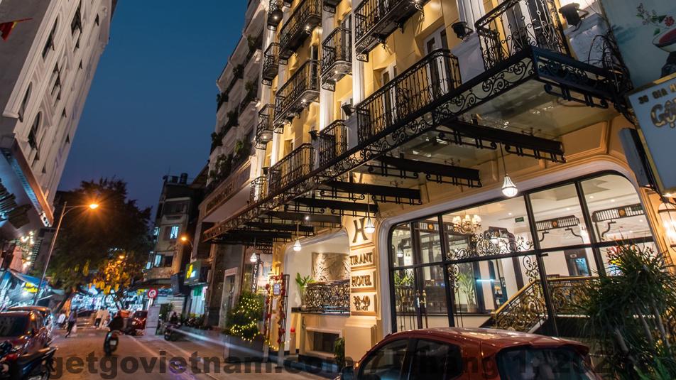 Sảnh lễ tân Tirant Hotel với phong cách Indochine sang trọng và ấm cúng