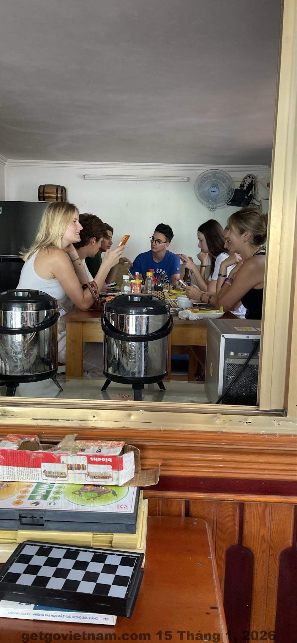 BBQ Hotel & Hostel Hạ Long Review 2026: Có nên ở giữa MonBay? 7 Không gian sinh hoạt chung tại BBQ Hostel Hạ Long dành cho khách giao lưu