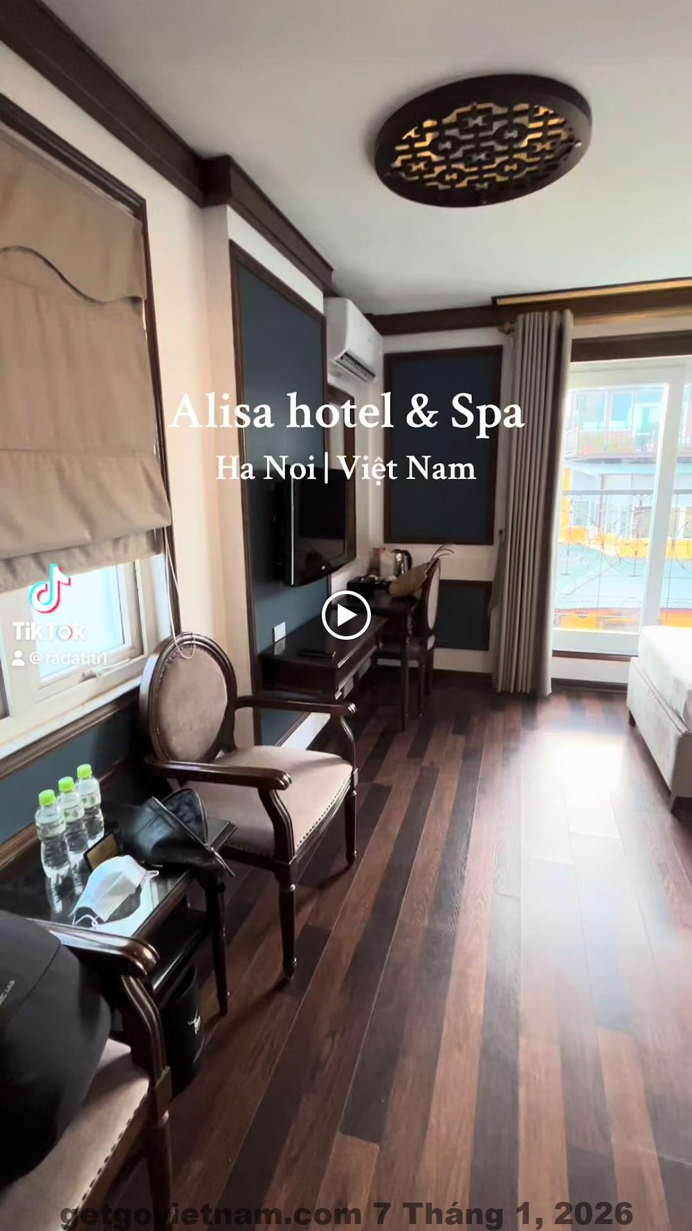 Tổng thể mặt tiền Alisa Hotel & Spa nằm trên phố Hàng Vôi, khu vực phố cổ Hà Nội