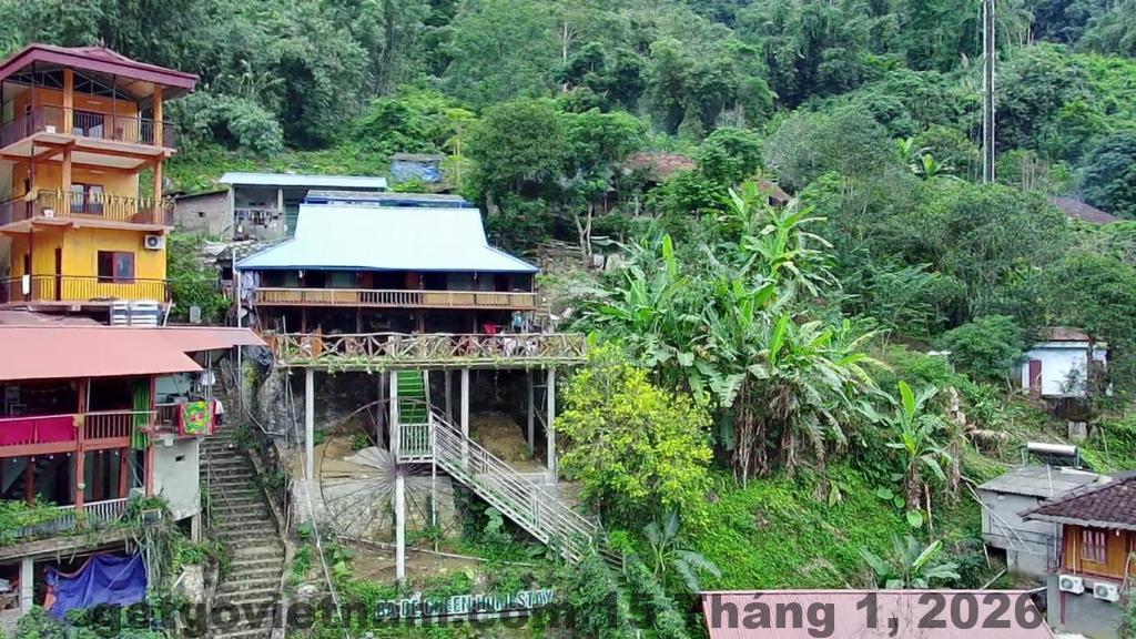 Hồ Ba Bể, một trong những điểm du lịch nổi bật gần khách sạn Anh Khiêm.