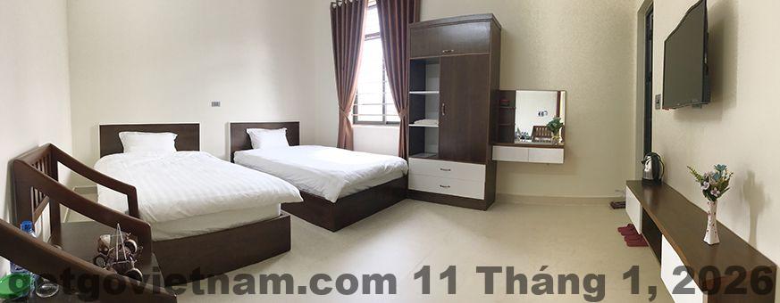 Phòng đôi tại Ben’s Hotel Mộc Châu với nội thất đơn giản, giường đơn và ánh sáng tự nhiên