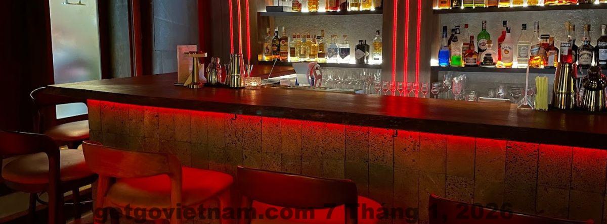 Quầy bar nhỏ tại Bonsella Hotel phục vụ đồ uống cho khách lưu trú