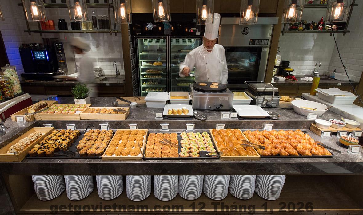 Khu vực ăn sáng đơn giản tại khách sạn trung tâm Sa Pa