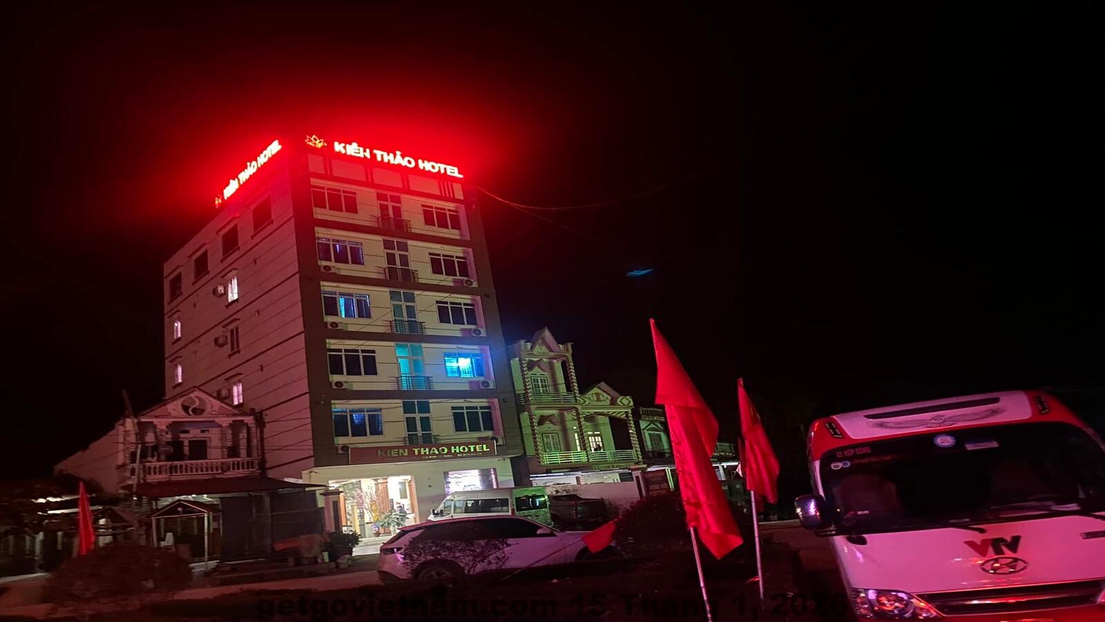 Phòng ngủ tại khách sạn với thiết kế đơn giản nhưng thoải mái.