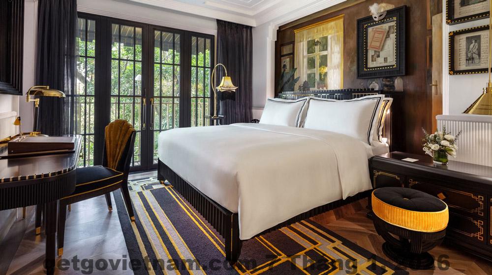 Phòng Premier Suite tại Khách sạn Capella Hà Nội với nội thất sang trọng và thiết kế nghệ thuật