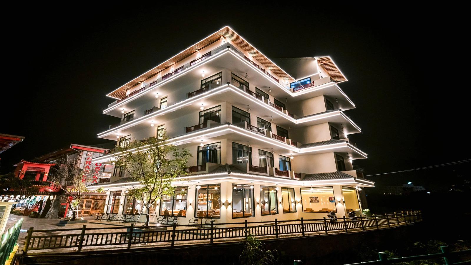 Phố đi bộ Mộc Châu về đêm sôi động, nằm ngay gần Kumo Chan Hotel