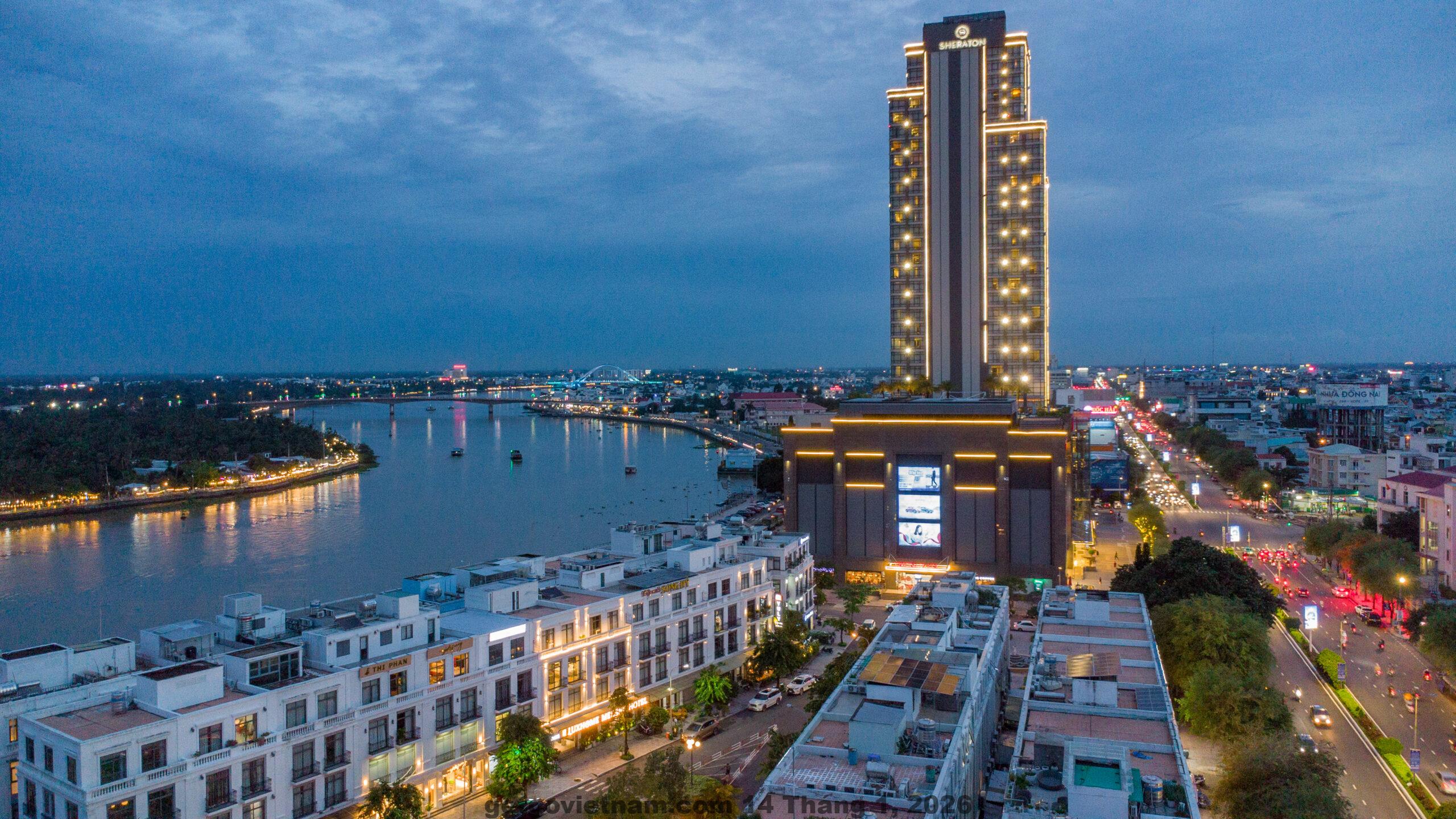 Hồ bơi ngoài trời thư giãn tại khách sạn Luxhome Mekong.