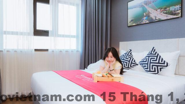 Khu vực buffet sáng tại RAMADA Hotel and Suites by Wyndham Halong Bay View