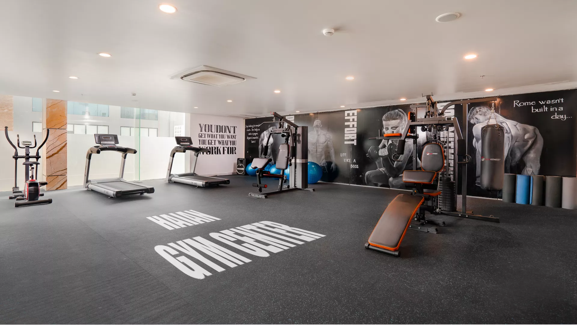 Nhân viên Haian Beach Hotel & Spa thân thiện, hỗ trợ khách check-in và tư vấn du lịch địa phương