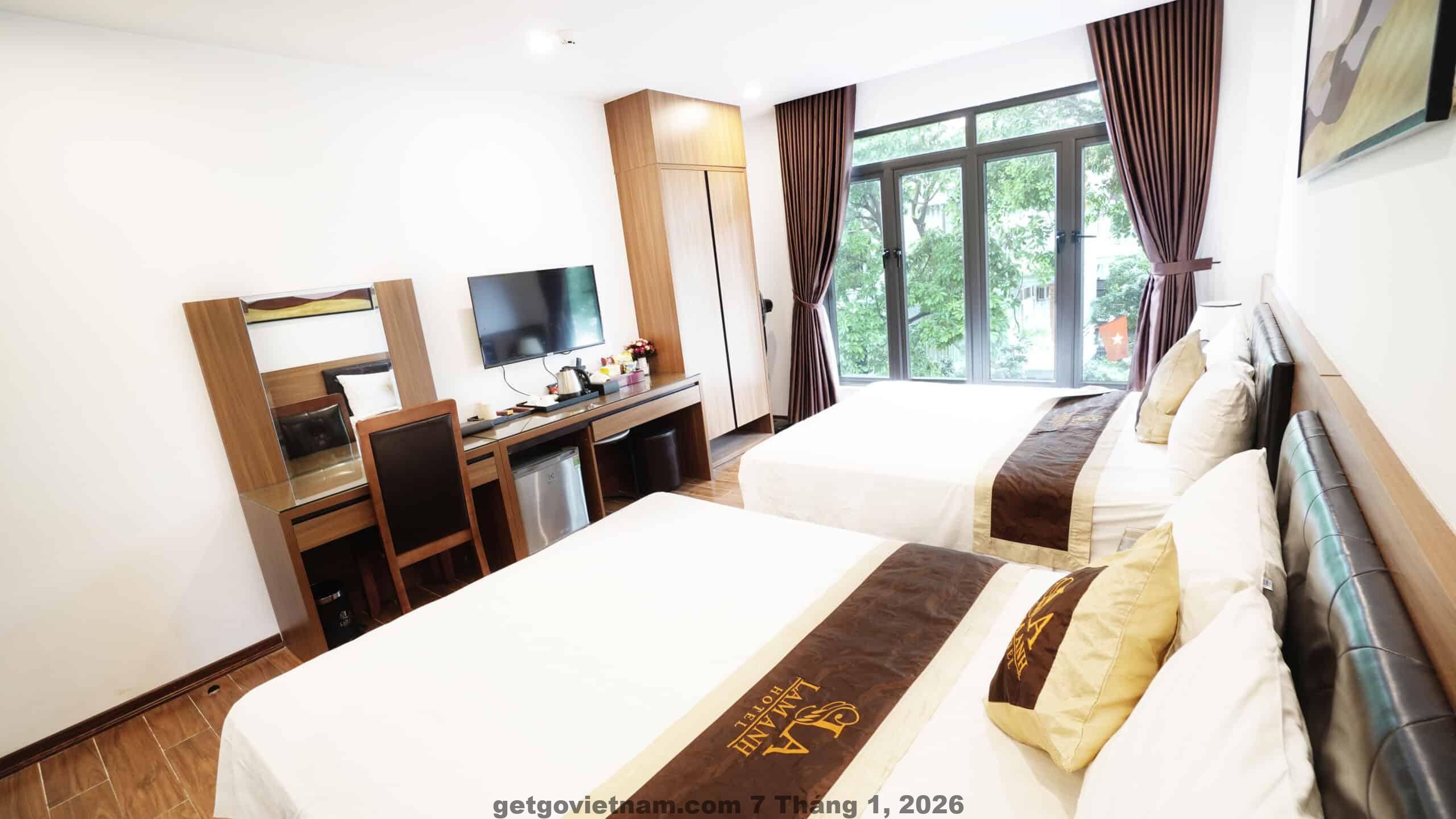 Khu vực lễ tân và nhân viên phục vụ tại Hotel Happy Hà Nội