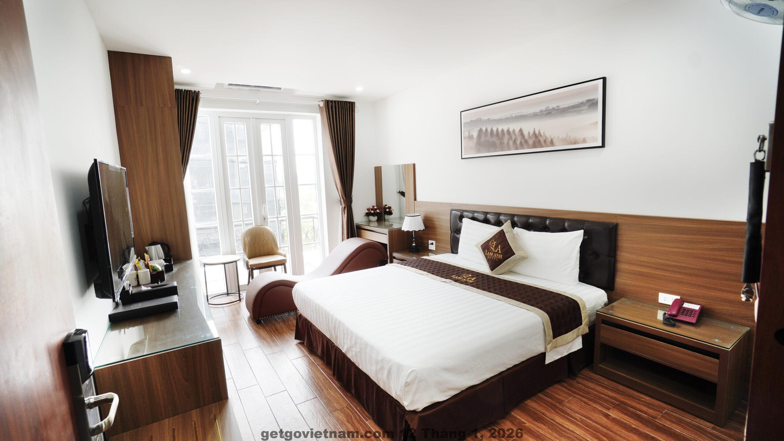 Phòng ngủ Lam Anh Hotel thiết kế hiện đại, gọn gàng và sáng sủa