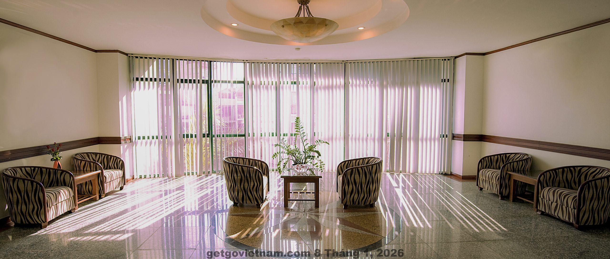 Nhân viên khách sạn Vân Đồn 1 phục vụ khách hàng tận tình.