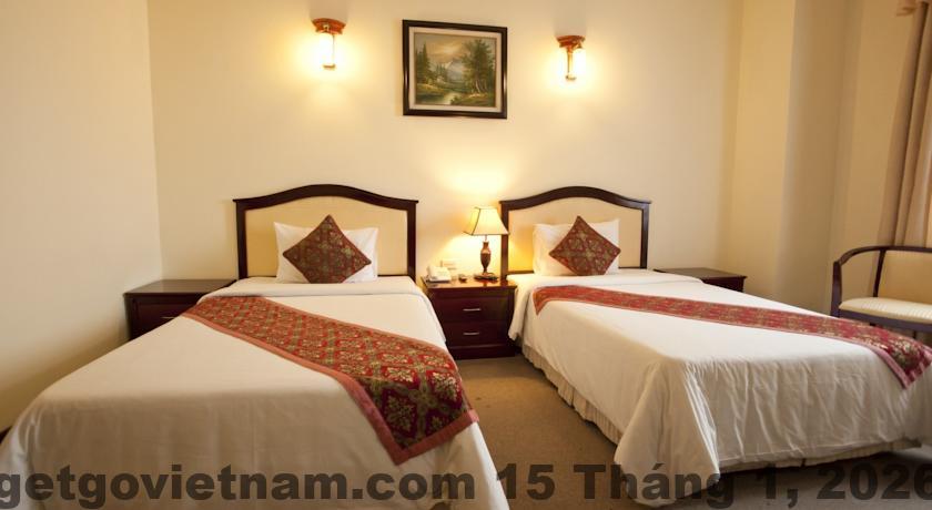 Phòng Deluxe khách sạn ASEAN Hạ Long với nội thất gỗ truyền thống